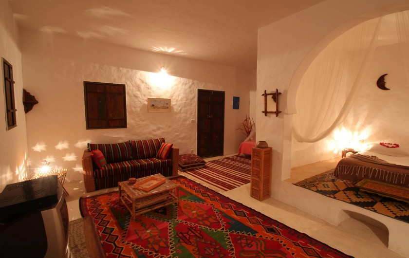 Location de vacances - Maison - Villa à Djerba - salon et couchage vue d ' ensemble