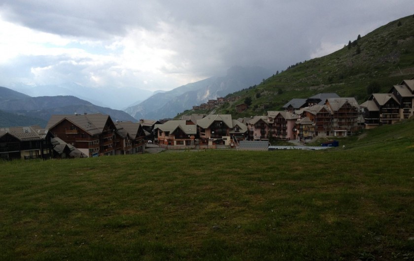 Location de vacances - Appartement à Valmeinier - Vue de l'appartement et de la station 