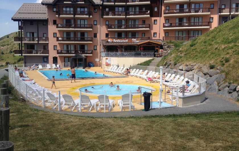 Location de vacances - Appartement à Valmeinier - Vue d'ensemble de la piscine 