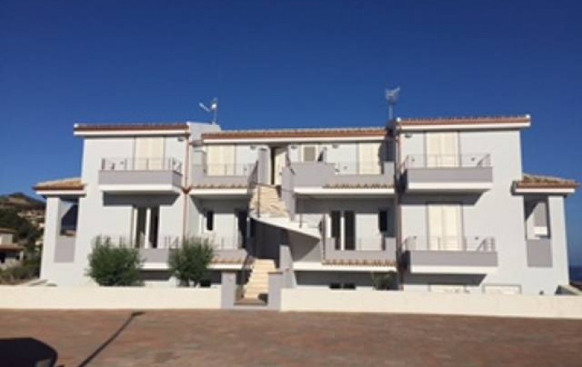 Location de vacances - Appartement à Lu Bagnu - Façade depuis le parking