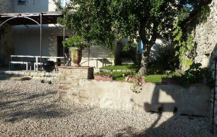 Location de vacances - Gîte à Oppedette - Cour pour les repas l'été