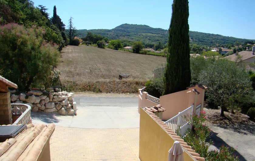 Location de vacances - Maison - Villa à Mormoiron - vue avant cyprès