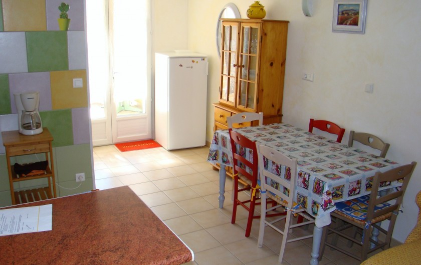 Location de vacances - Maison - Villa à Mormoiron - séjour cuisine cyprès