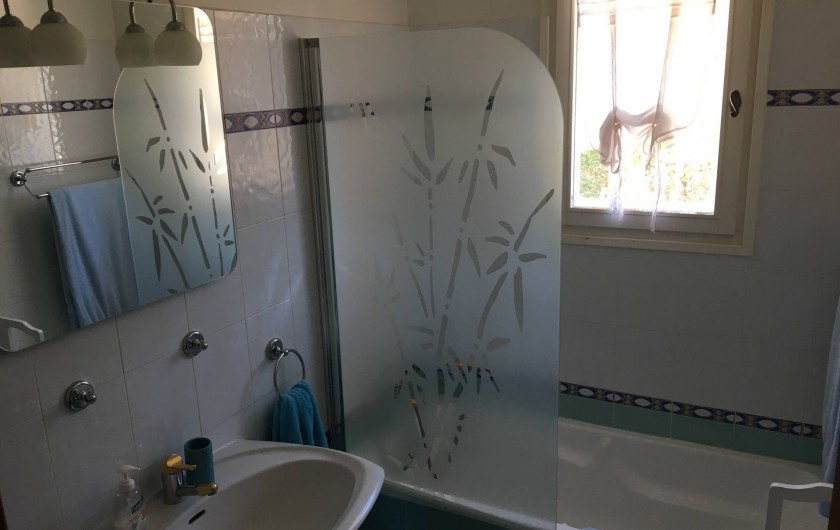 Location de vacances - Villa à Hyères - Salle de bain du haut