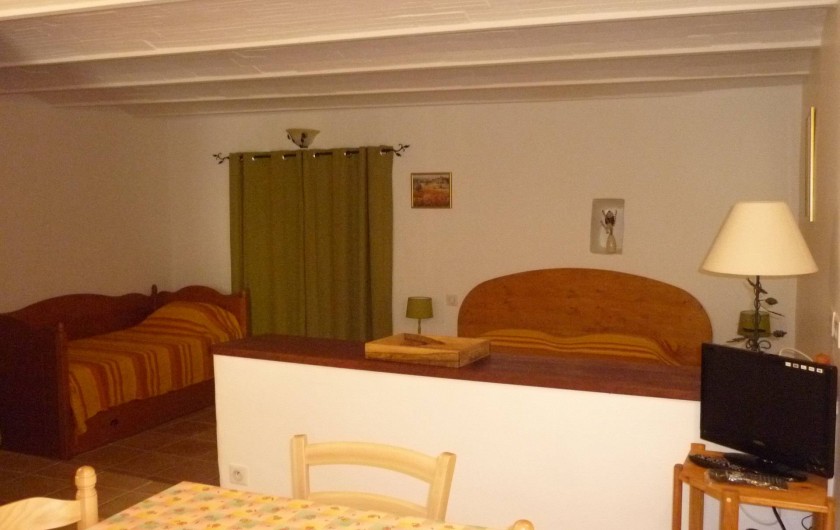 Location de vacances - Studio à Ansouis - - Coin chambre. - Lit 1 place 90 cm x 200 cm -Télévision - Internet.