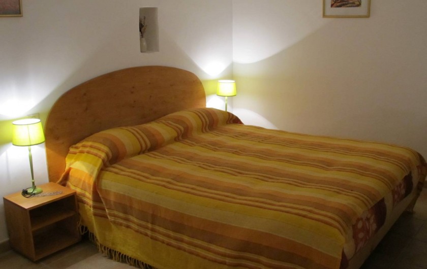 Location de vacances - Studio à Ansouis - - Grand lit 160 cm x 200 cm matelas confortable.