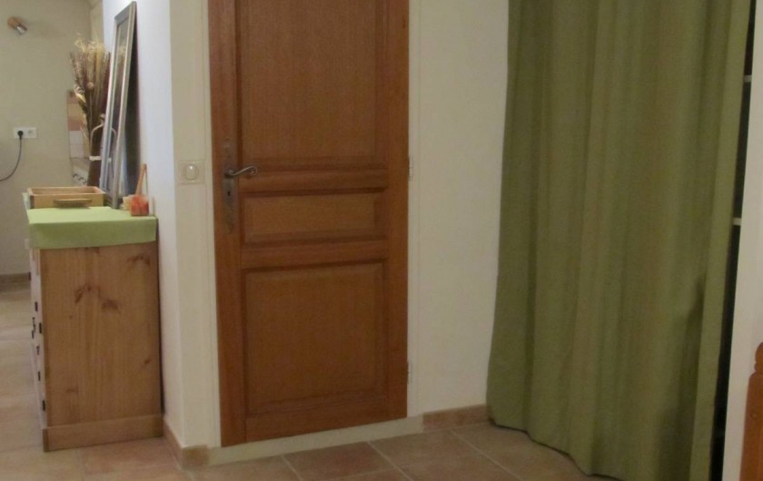 Location de vacances - Studio à Ansouis - - Salle d'eau indépendante  - Etagères de rangements