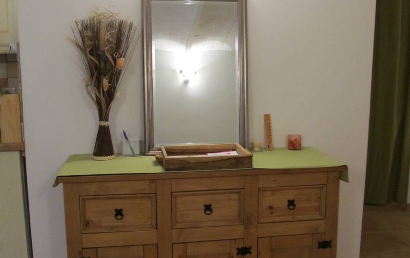 Location de vacances - Studio à Ansouis - - Meuble de rangement avec vaisselles et miroir