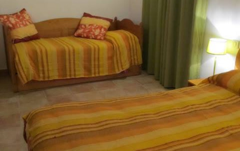 Location de vacances - Studio à Ansouis - Chambre et penderie.