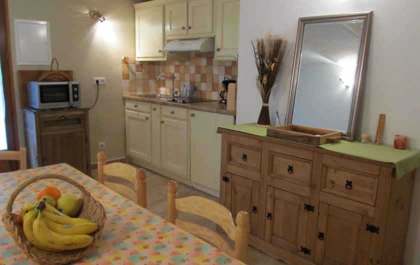 Location de vacances - Studio à Ansouis - - Salle à manger  avec coin cuisine.