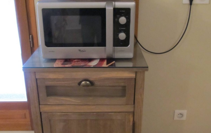 Location de vacances - Studio à Ansouis - - Micro-onde avec petit meuble de rangement .
