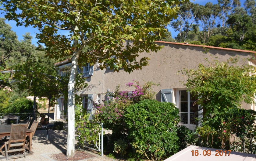 Location de vacances - Villa à Les Issambres - la maison vue du jardin