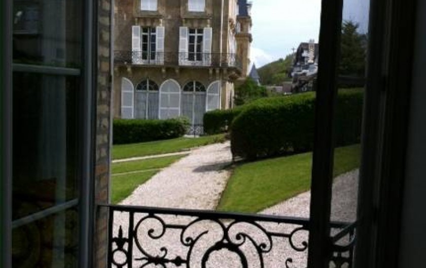 Location de vacances - Appartement à Trouville-sur-Mer - Vue sur la pelouse et parking devant le grand bâtiment
