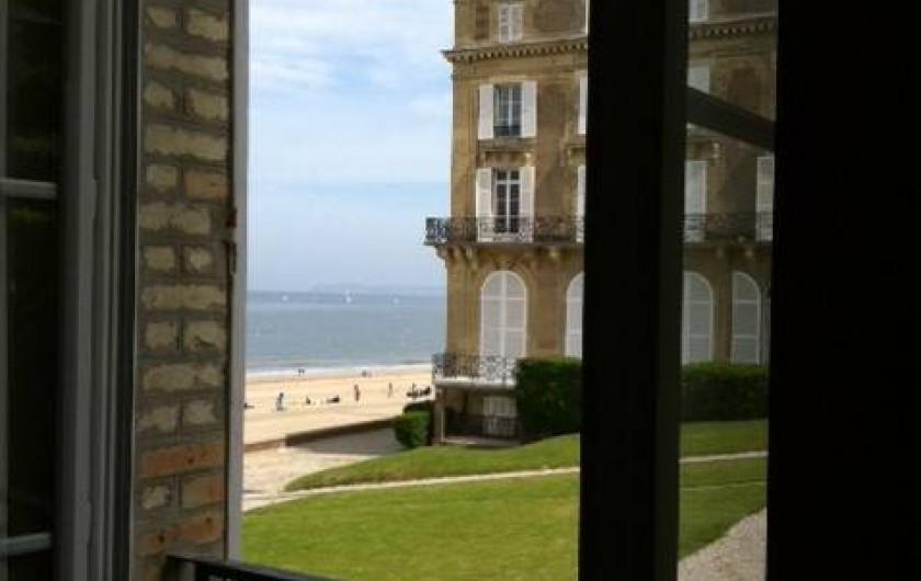 Location de vacances - Appartement à Trouville-sur-Mer - Fenêtre du séjour avec vue mer et terrasse