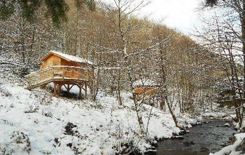 Location de vacances - Cabane dans les arbres à Grandfontaine - Cabanes en bord de ruisseau en hiver