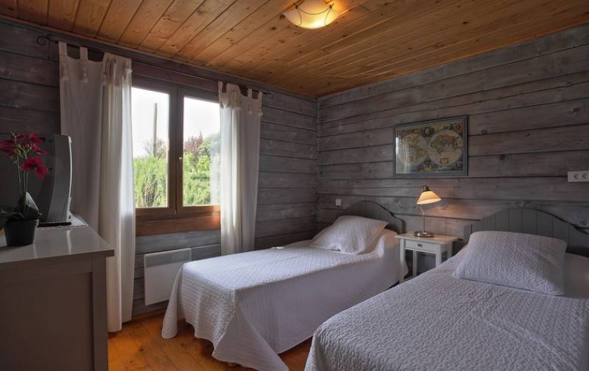 Location de vacances - Chalet à Saissac - La chambre double 2 lits en 90 ou 180/200.