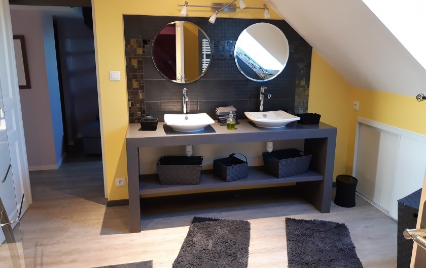 Location de vacances - Appartement à Beaune - Salle de douche avec double vasque et WC