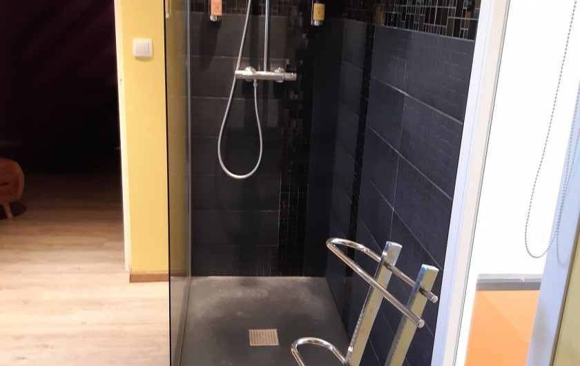 Location de vacances - Appartement à Beaune - Grande douche à l'italienne !