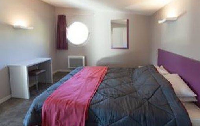 Location de vacances - Chalet à Menet - chambre spacieuse lit de 160x200