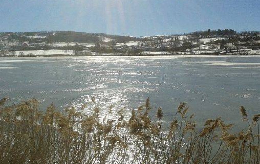 Location de vacances - Chalet à Menet - le lac en hiver