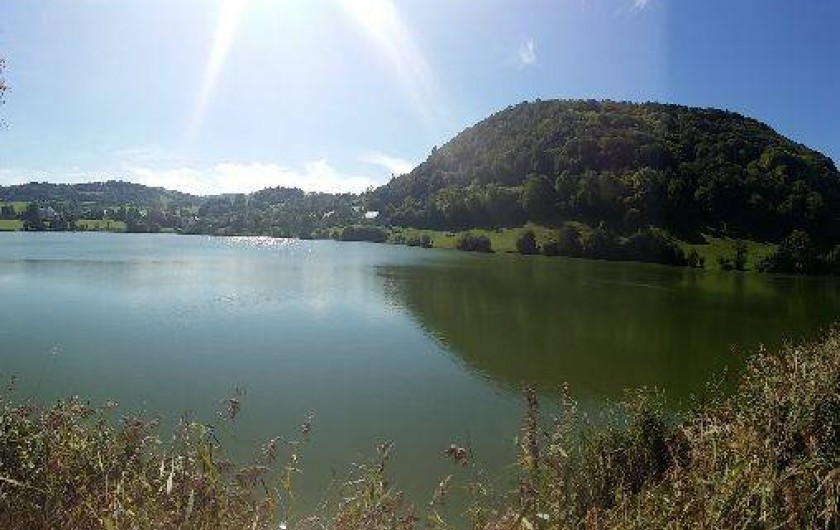 Location de vacances - Chalet à Menet - le lac en été, baignable avec une eau entre 25 et 31 degrés.