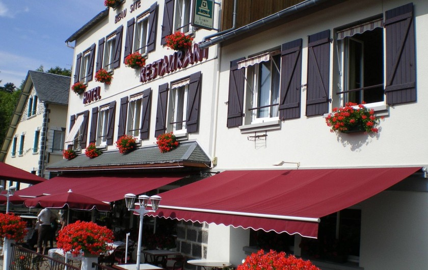 Location de vacances - Hôtel - Auberge à Chambon-sur-Lac - grande terrasse  vues panoramiques sur lac et montagnes avec service restaurant