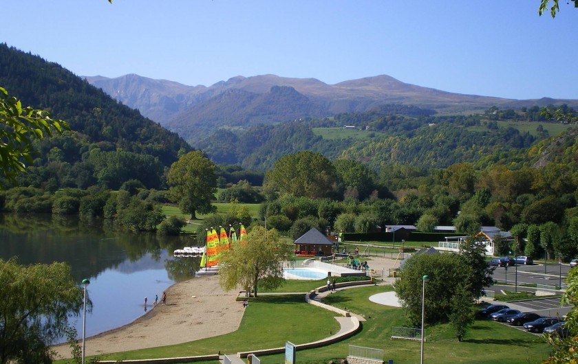Location de vacances - Hôtel - Auberge à Chambon-sur-Lac - plage en bas de l'hotel