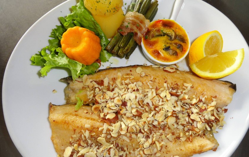 Location de vacances - Hôtel - Auberge à Chambon-sur-Lac - filet de truite aux noisettes