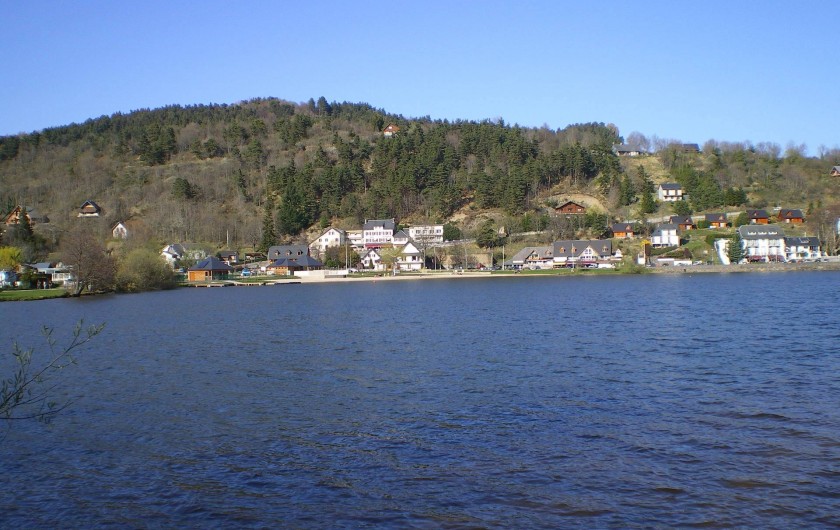 Location de vacances - Hôtel - Auberge à Chambon-sur-Lac - l l'hotel photo prise du chemin tour du lac