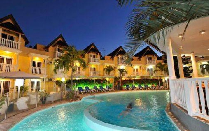 Location de vacances - Appartement à Saint-Gilles les Bains - Piscine