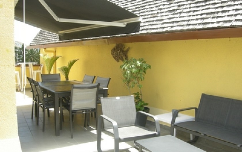 Location de vacances - Appartement à Saint-Gilles les Bains - Terrasse protégée par store banne