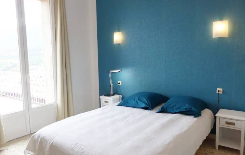 Location de vacances - Appartement à Perpignan - Chambre avec lit en 160 , porte fenêtre donnant sur terrasse de 35 m2.Sud-est