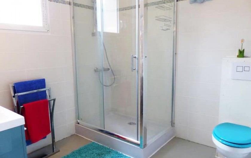 Location de vacances - Appartement à Perpignan - salle d'eau avec wc Il existe un deuxième wc séparé