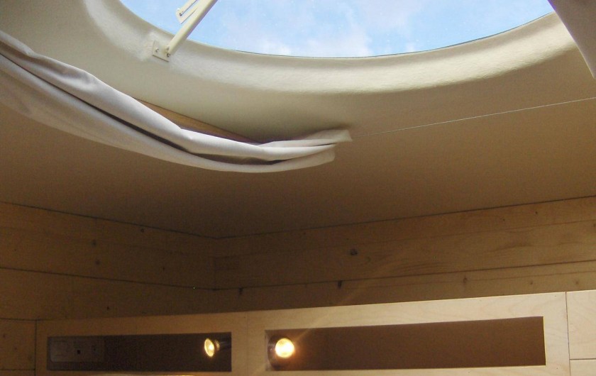 Location de vacances - Insolite à La Chapelle-Blanche-Saint-Martin - Carré d'étoiles le lit 160x200 cm accessible par une échelle