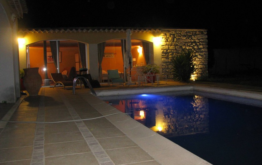 Location de vacances - Mas à Tarascon - VUE PISCINE DE NUIT