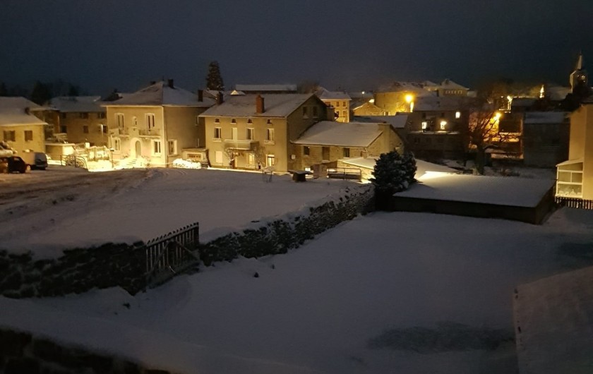 Location de vacances - Gîte à Saint-Jeures - Vue sur le village en hivers depuis le gite