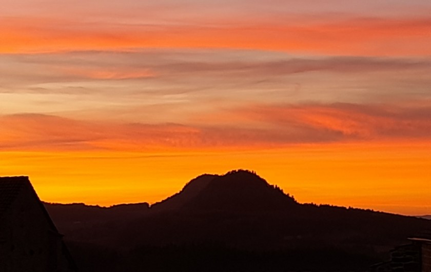 Location de vacances - Gîte à Saint-Jeures - couché de soleil face au gite