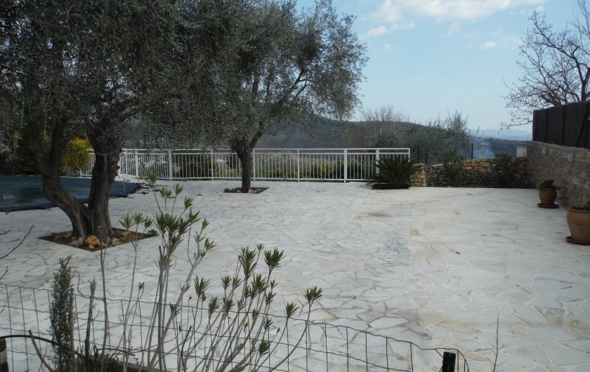 Location de vacances - Villa à Saint-Cézaire-sur-Siagne - terrasse sous oliviers