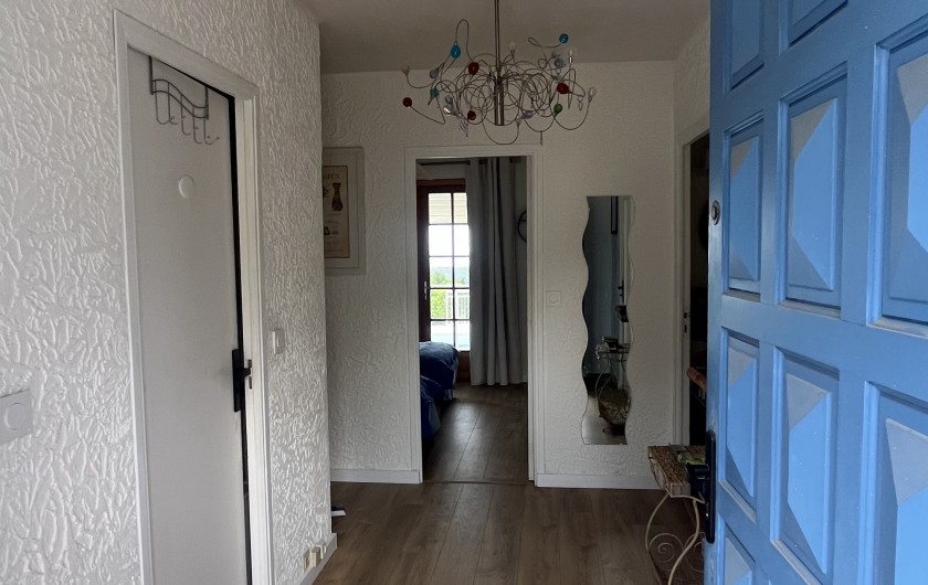 Location de vacances - Villa à Saint-Cézaire-sur-Siagne - Couloir d'entrée avec en fond 2 chambres "coté oliviers"