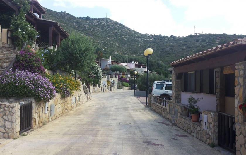 Location de vacances - Maison - Villa à Solanas - Strada che attraversa il villaggio fino al cancello elettrico vicino al mare