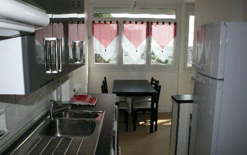 Location de vacances - Appartement à La Rochelle - Cuisine avec table pour petit déjeuner