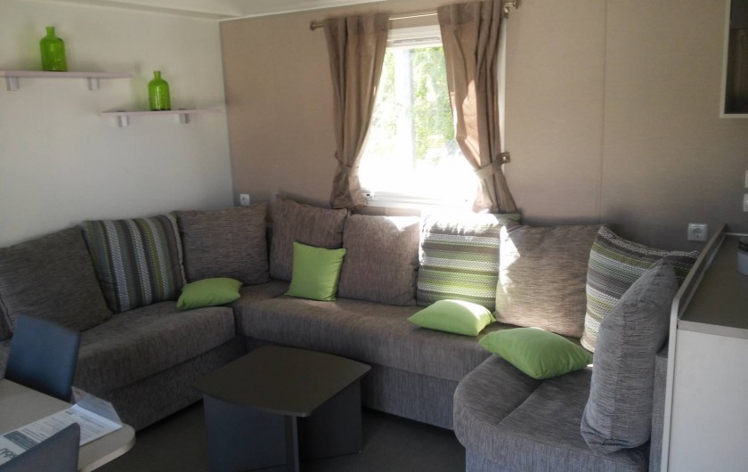 Location de vacances - Camping à Vias - Salon  en intérieur  du Mobil home