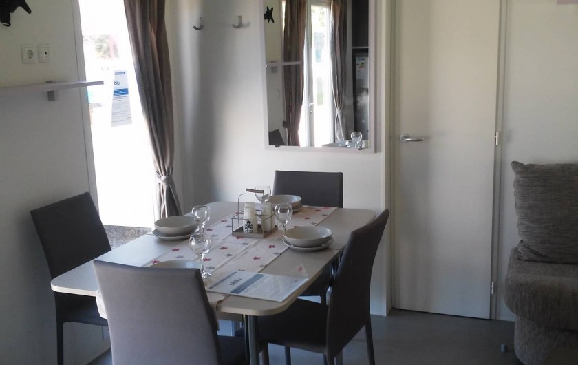 Location de vacances - Camping à Vias - Coin repas  intérieur  du mobil home