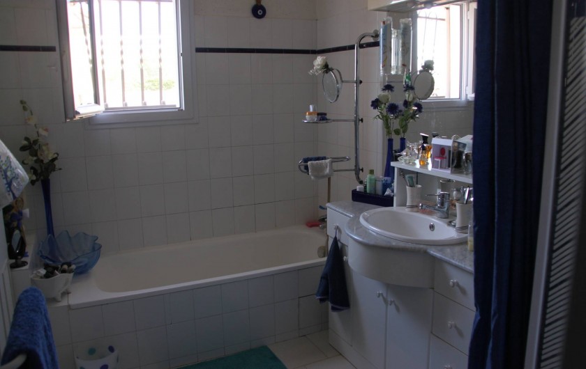 Location de vacances - Villa à Monteux - salle de bain douche baignoire
