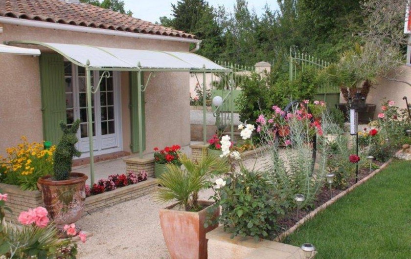 Location de vacances - Villa à Monteux - EXTERIEUR C jardin paysagé et fleurie