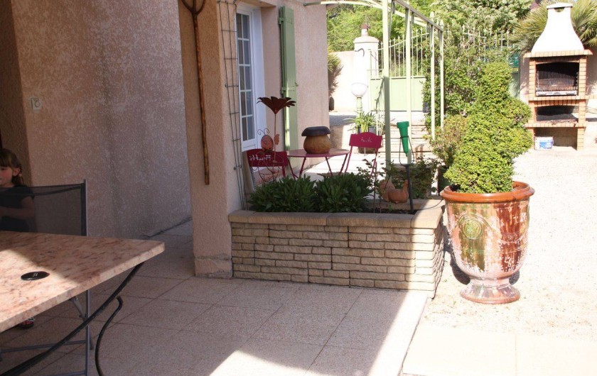 Location de vacances - Villa à Monteux - EXTERIEUR H terrasse couverte table et chaises extérieures