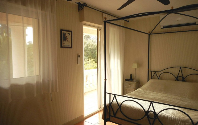 Location de vacances - Villa à Roquebrune-sur-Argens - Chambre N°1 Lit 160 donnant sur terrasse privative