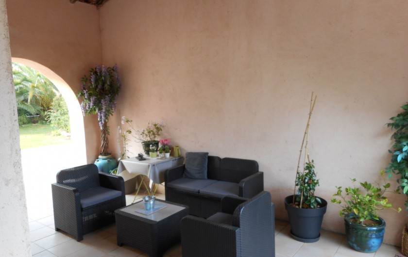 Location de vacances - Villa à Roquebrune-sur-Argens - Terrasse couverte entre les 2 parties de la villa avec salon de jardin