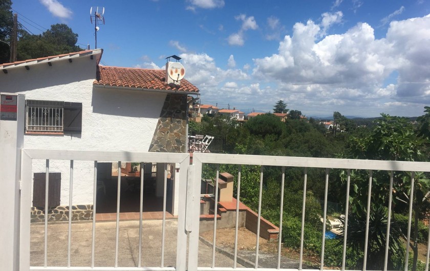 Location de vacances - Villa à Lloret de Mar - entrée portail pour voitures au fond barbecue .et chambre exterieure