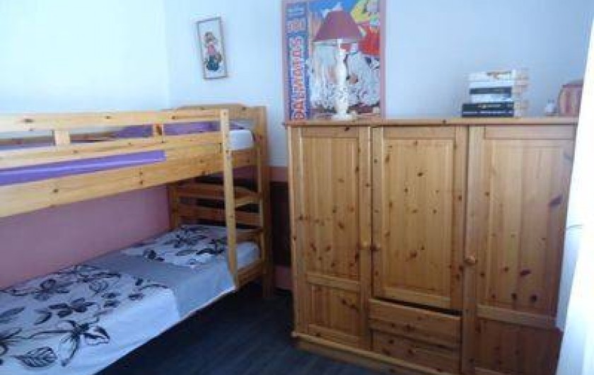 Location de vacances - Villa à Lloret de Mar - chambre du haut 2 lits en 90